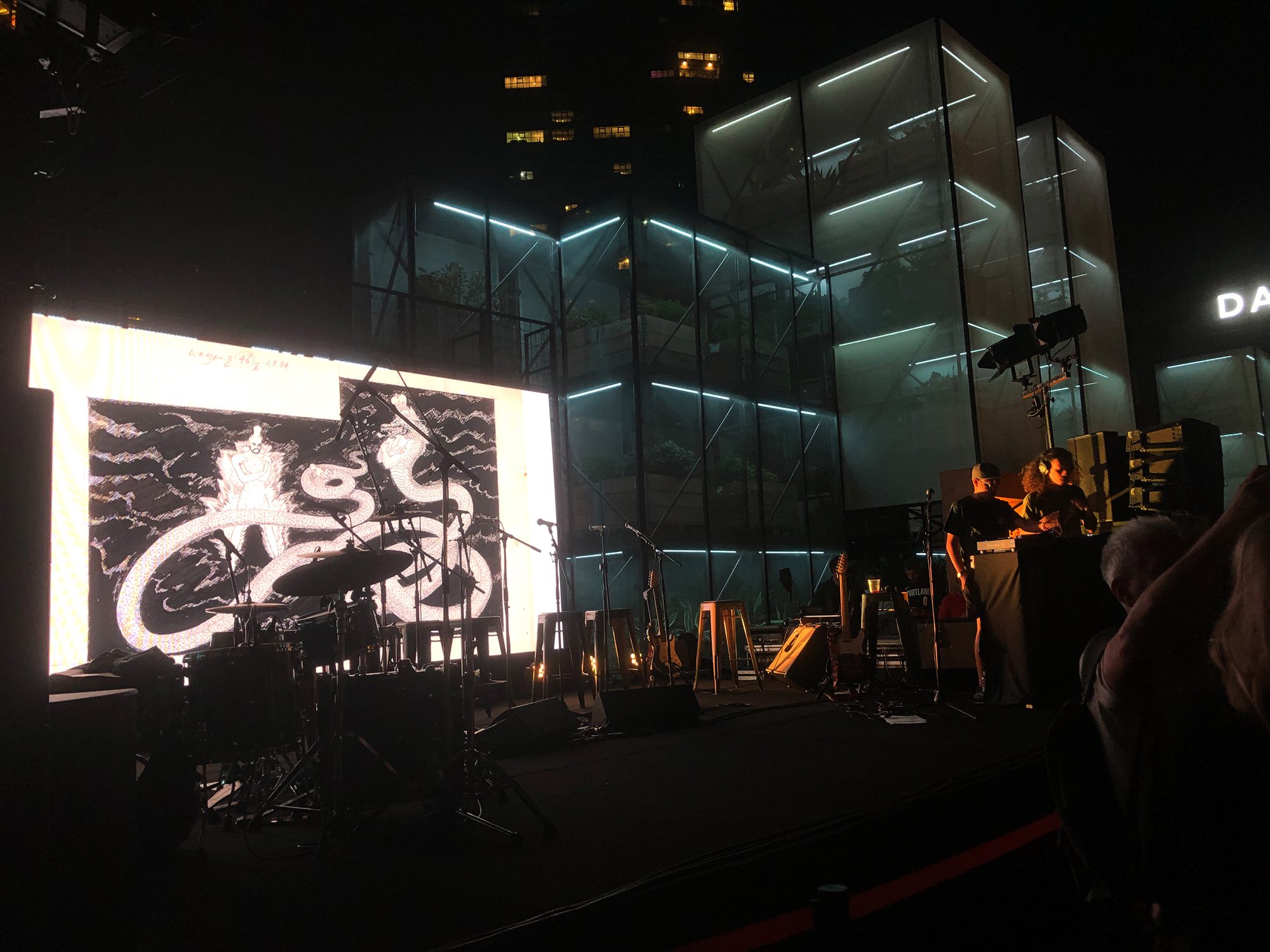 Layar panggung menghadirkan gambar wayang Danarto; dengan DJ Saleh Husein & Julian Abraham "Togar". Nayamullah di Istanbul, September 2022. Foto milik Nayamullah, Danarto dkk., dan para seniman.