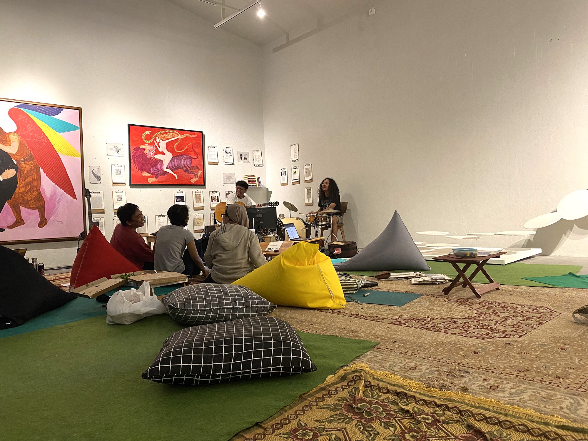 Jamming, penerjemahan, pembuatan lirik, dan ini-itu. Nayamullah Station di Taman Bacaan Danarto, Jendela Institute, SaRanG II, Yogyakarta, Desember 2021–Maret 2022. Foto milik Nayamullah, Danarto dkk., dan para seniman.