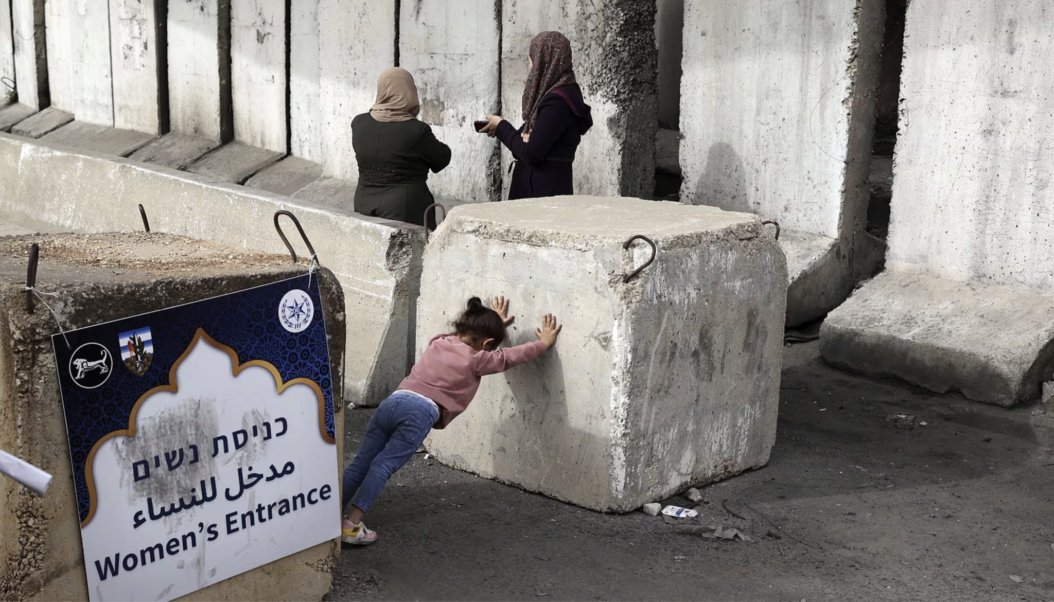 Perempuan Palestina melalui batas pemeriksaan Qalandia menuju Yerusalem, 8 April 2022. Foto oleh Abbas Momani, pertama dimuat dalam 7iber.